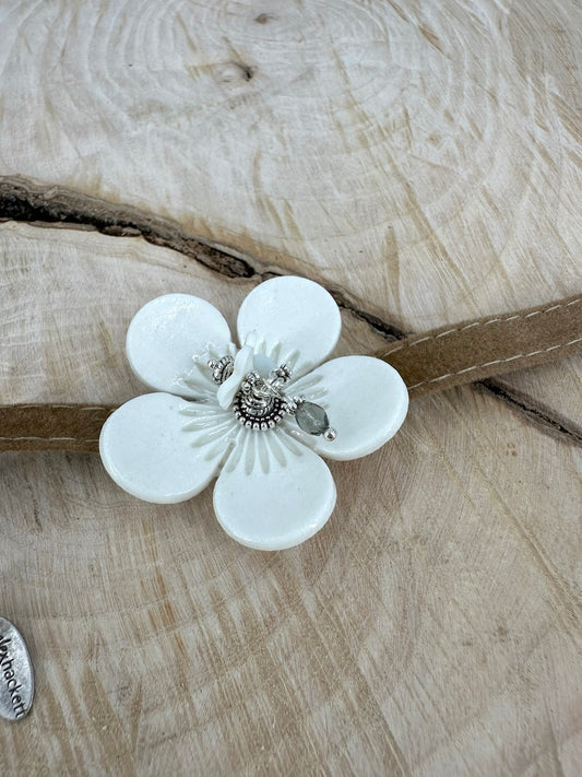 Velvet bracelet with curved porcelain flower