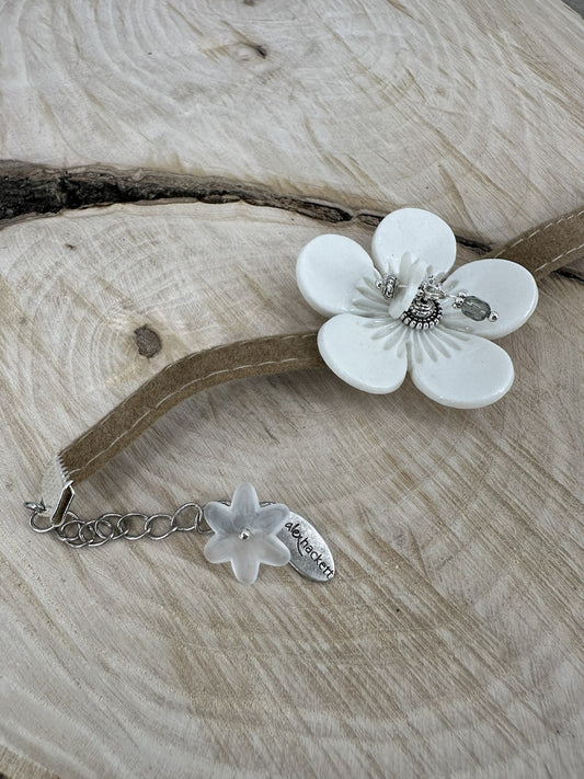 Velvet bracelet with curved porcelain flower
